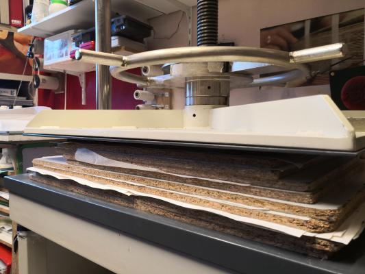 Un fois le papier japon posé, la grande feuille est mise sous presse entre des papiers buvard. Après le séchage complet, elle sera pliée. Ces opérations de doublage et séchage, répétées pour toutes les feuilles nous obtiendrons 4 cahiers (3 grandes feuilles pliées par cahier). La dernière feuille volante sera associée au dernier cahier par un onglet.