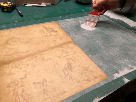 Seuls les versos seront doublés pour conserver le brillant des couleurs. Pour faire adhérer le papier japon sur les feuilles, le document est mouillé puis enduit de colle d’amidon bien liquide. 